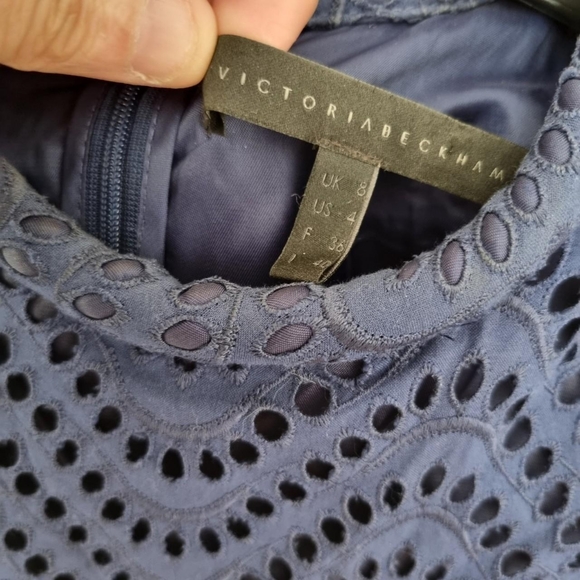 Victoria beckham navy broderie shift dress lined.Wavy design Size uk 8 - Picture 3 of 4